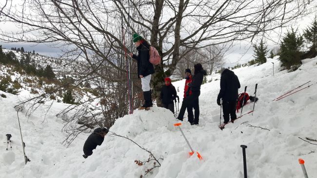 Εκπαίδευση για έρευνα και διάσωση σε χιονοστιβάδα για μέλη της ΕΟΔ στο Σέλι