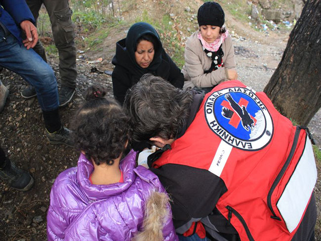 Προσφορά βοήθειας από την Ελληνική Ομάδα Διάσωσης σε πρόσφυγες στα σύνορα Ελλάδας – ΠΓΔΜ