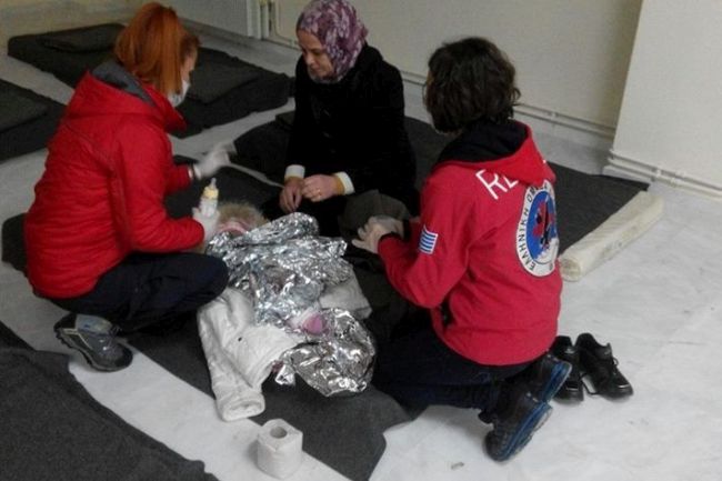 Hellenic Rescue Team of Kozani helps refugees that arrived in Lefkovrisi